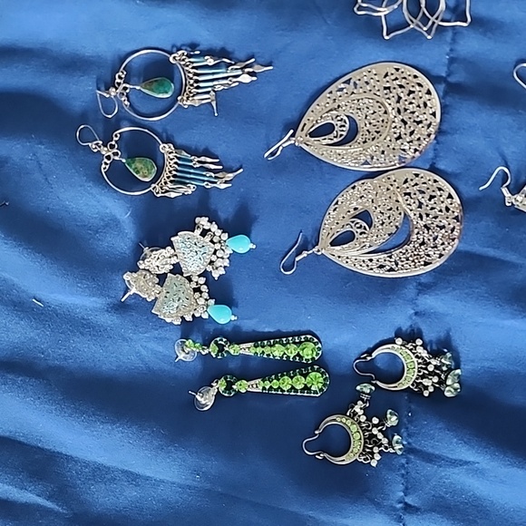 13 pairs of earrings - Picture 2 of 5